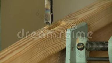 切割木材中的垂直孔
